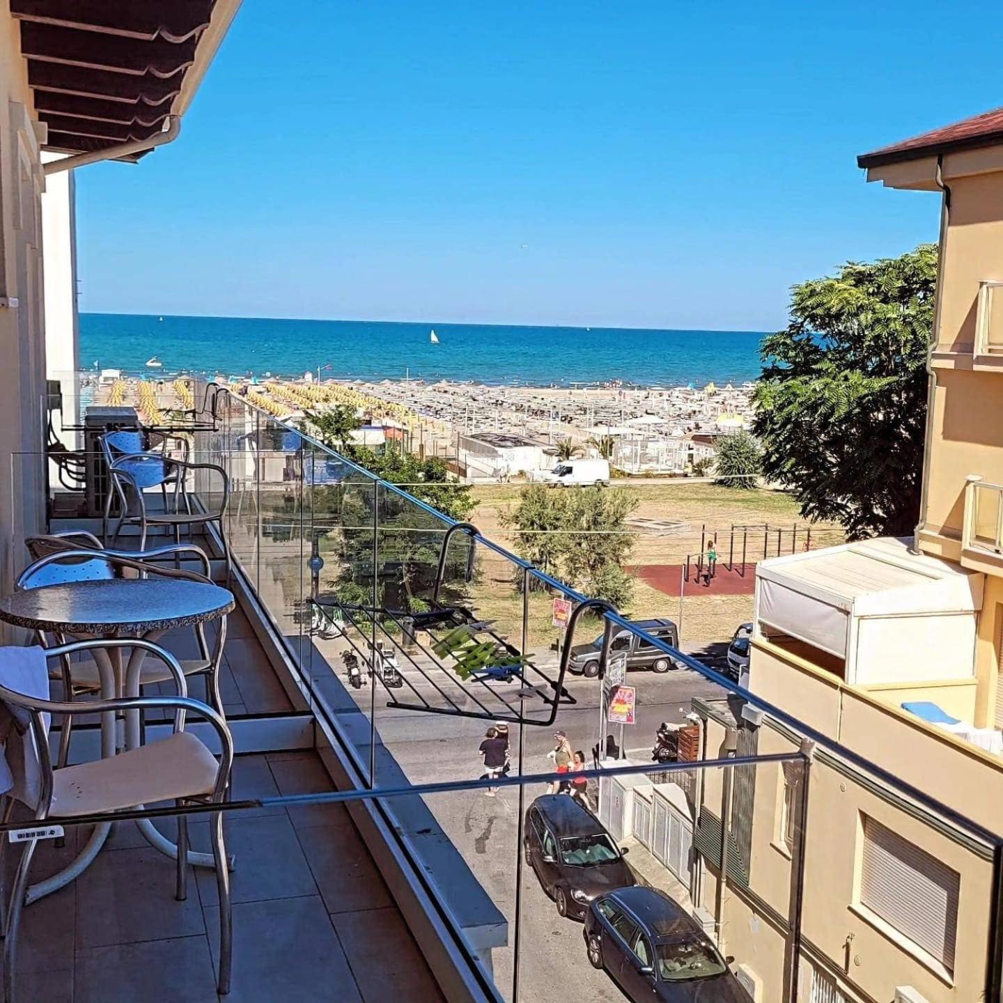 Hotel Vienna Rivazzurra Rimini Exterior photo